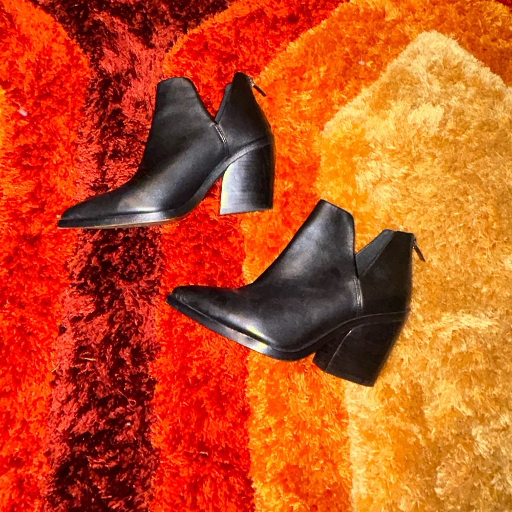 Vince Camuto Black leather boots with zipper detail